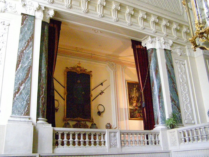 zamek w Pszczynie - widok z paradnych schodów na korytarz I piętra z galerią lustrzaną