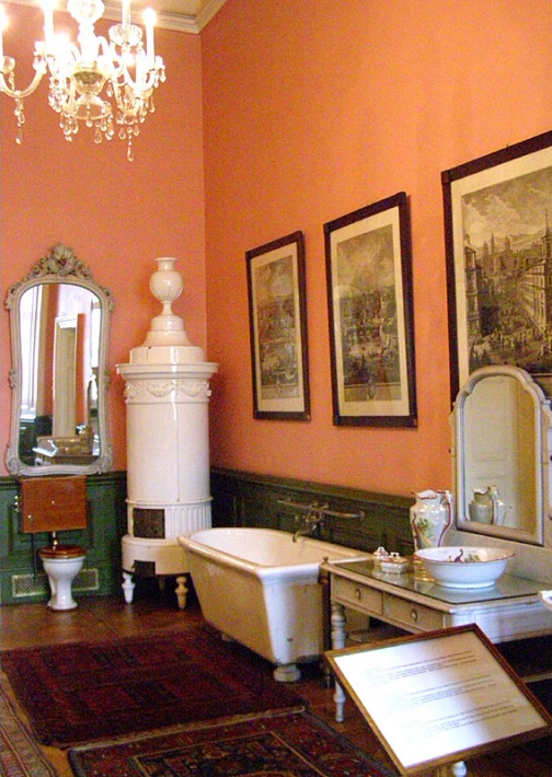 zamek w Pszczynie - I piętro, łazienka różowa