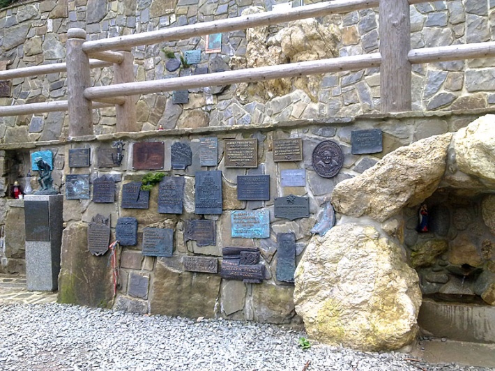 kaplica Matki Bożej Jaworzyńskiej Królowej Tatr na Wiktorówkach - mur z tablicami pamiątkowymi oraz źródełko z uzdrawiającą wodą