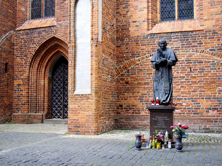 Katedra świętych Janów w Toruniu - pomnik Jana Pawła II