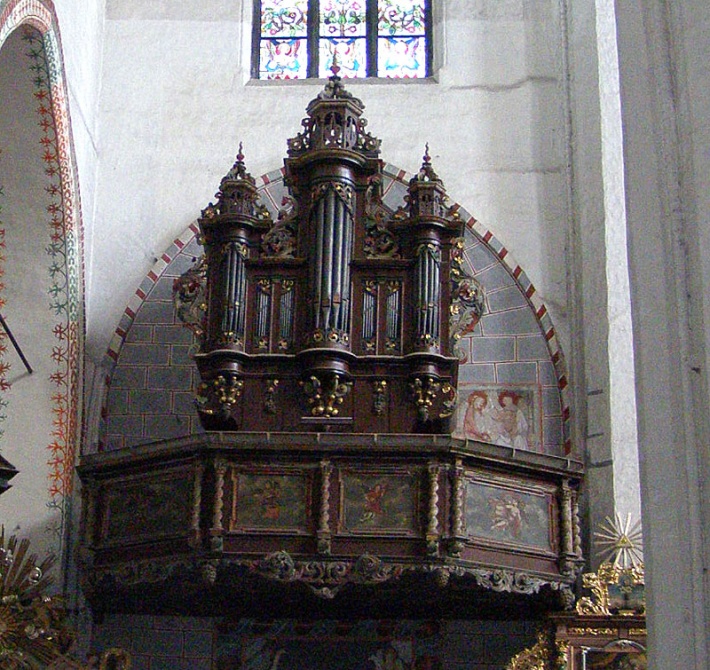 Katedra świętych Janów w Toruniu - barokowe organy boczne, obok organów polichromia przedstawiająca koronację NMP z początki XIV wieku