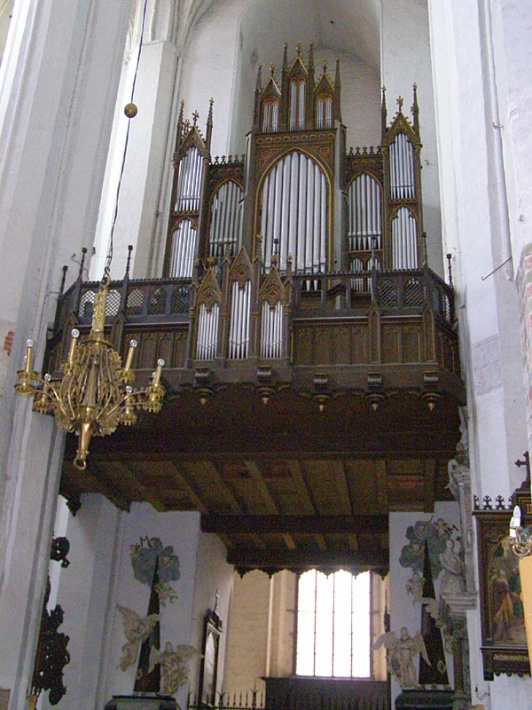 Katedra świętych Janów w Toruniu - wielkie organy oraz jeden z dwóch żyrandoli Maryjnych