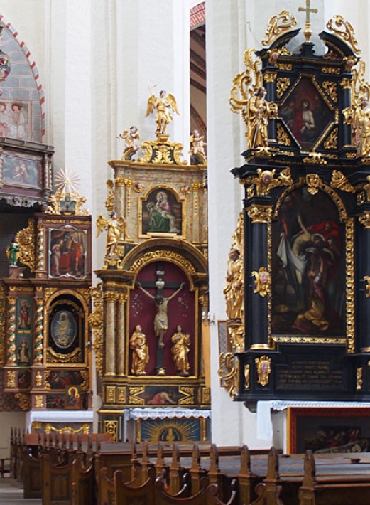 Katedra świętych Janów w Toruniu - ołtarze boczne przy północnych filarach