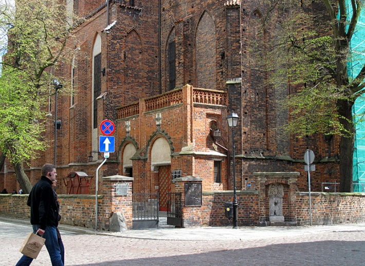 Katedra świętych Janów w Toruniu - kruchta północna z ażurową attyką
