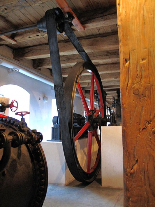 Muzeum Historii Przemysłu - koło napędowe maszyny parowej