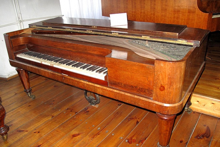 Muzeum Historii Przemysłu - gabinetowy fortepian stołowy