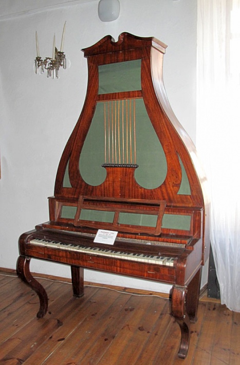 Muzeum Historii Przemysłu - salonowy fortepian lira