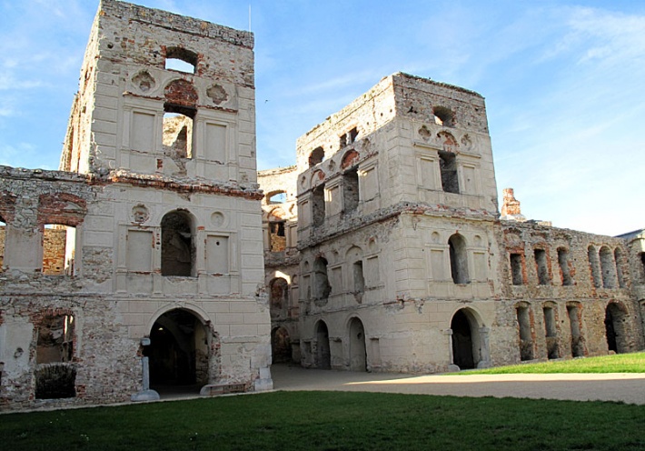 ruiny zamku Krzyżtopór w Ujeździe - fasada pałacu