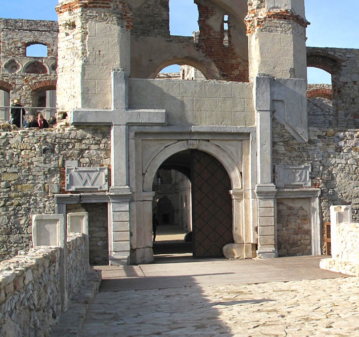 ruiny zamku Krzyżtopór w Ujeździe - portal główny dekorowany krzyżem i toporem