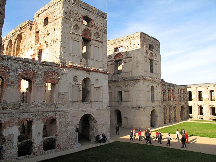 ruiny zamku Krzyżtopór w Ujeździe - pałac