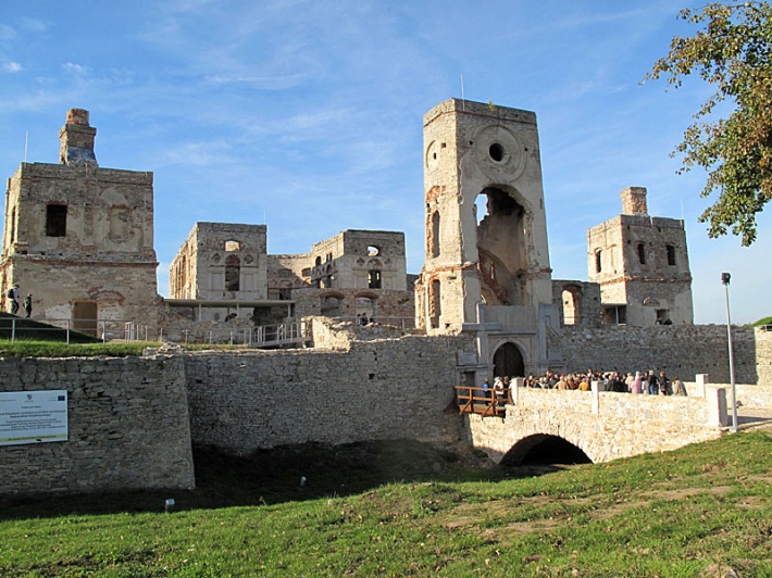 ruiny zamku Krzyżtopór w Ujeździe tłumnie odwiedzane przez turystów