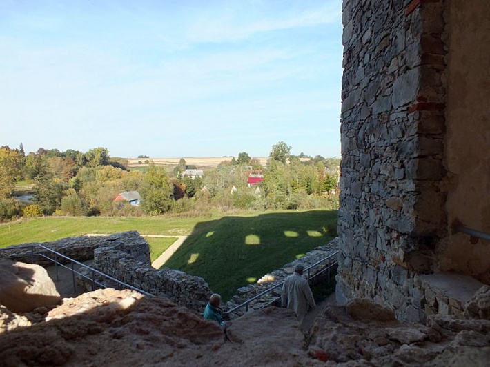 ruiny zamku Krzyżtopór w Ujeździe - widok na zabudowania dworskie nad stawem zamkowym