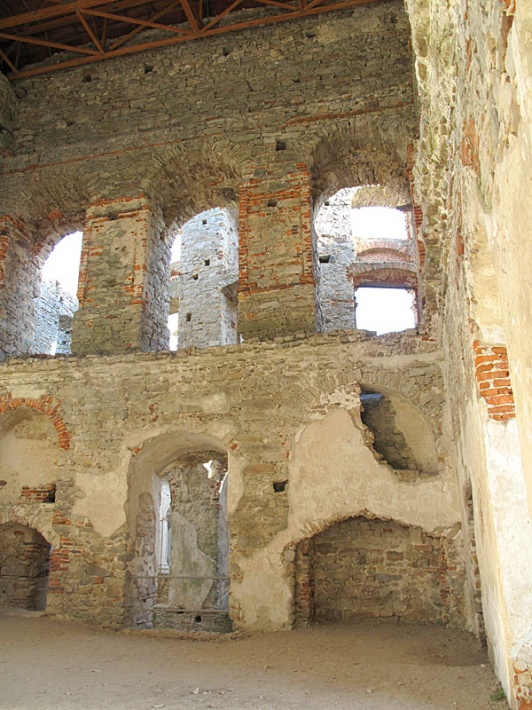 ruiny zamku Krzyżtopór w Ujeździe
