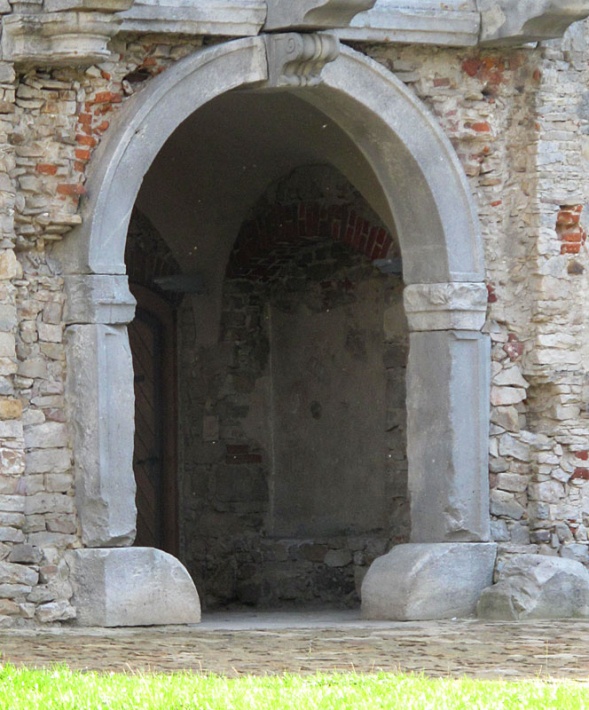 ruiny zamku Krzyżtopór w Ujeździe - portal główny od strony dziedzińca trapezowego