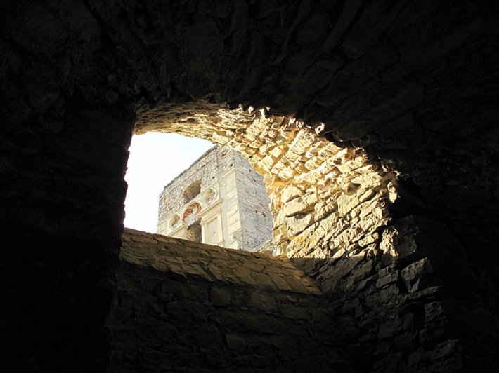 ruiny zamku Krzyżtopór w Ujeździe - okienko w stajni