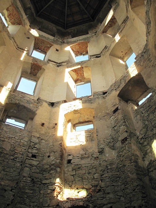 ruiny zamku Krzyżtopór w Ujeździe - wnętrze ośmiobocznej wieży, w której stropie zamontowane było ogromne akwarium