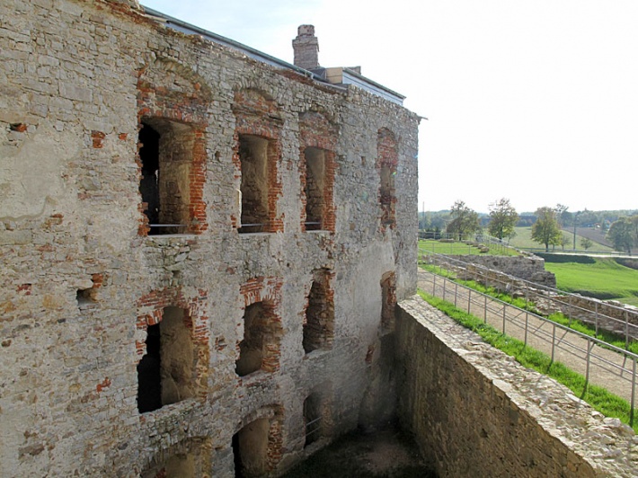ruiny zamku Krzyżtopór w Ujeździe - widok na bastion Oto dla Ciebie