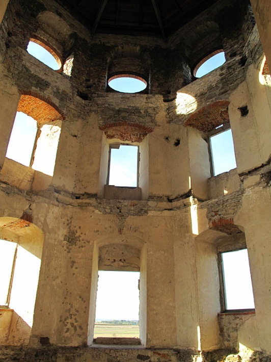 ruiny zamku Krzyżtopór w Ujeździe - wnętrze wieży ośmiobocznej widziane z poziomu sali jadalnej