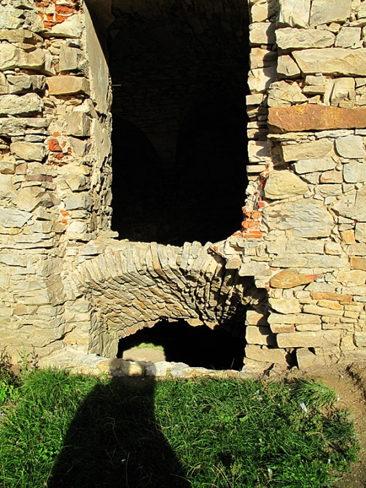 ruiny zamku Krzyżtopór w Ujeździe - północne skrzydło gospodarcze, na dole jedno z okienek stajni