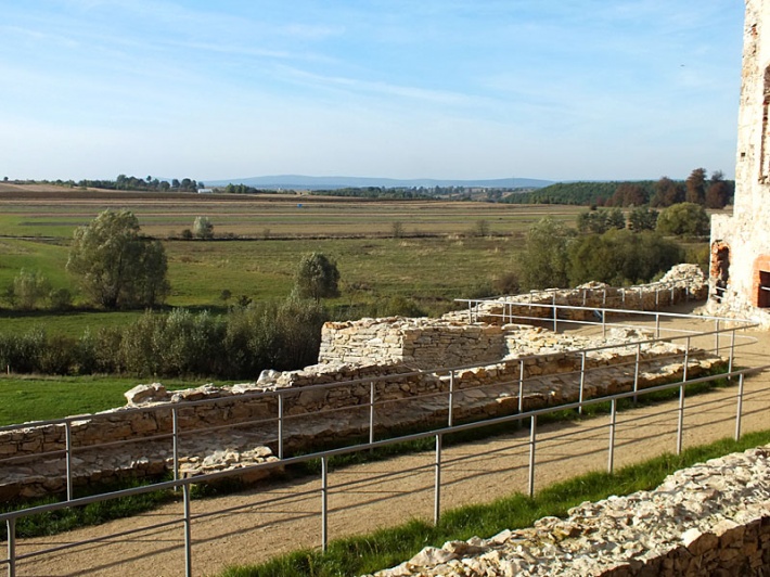 ruiny zamku Krzyżtopór w Ujeździe - widok na drogę forteczną i Góry Świętokrzyskie na horyzoncie