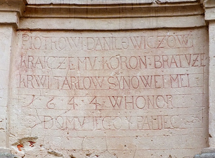 ruiny zamku Krzyżtopór w Ujeździe - inskrypcja poświęcona Piotrowi Daniłowiczowi