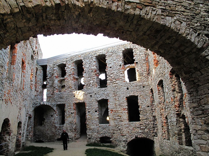 ruiny zamku Krzyżtopór w Ujeździe - dziedziniec gospodarczy