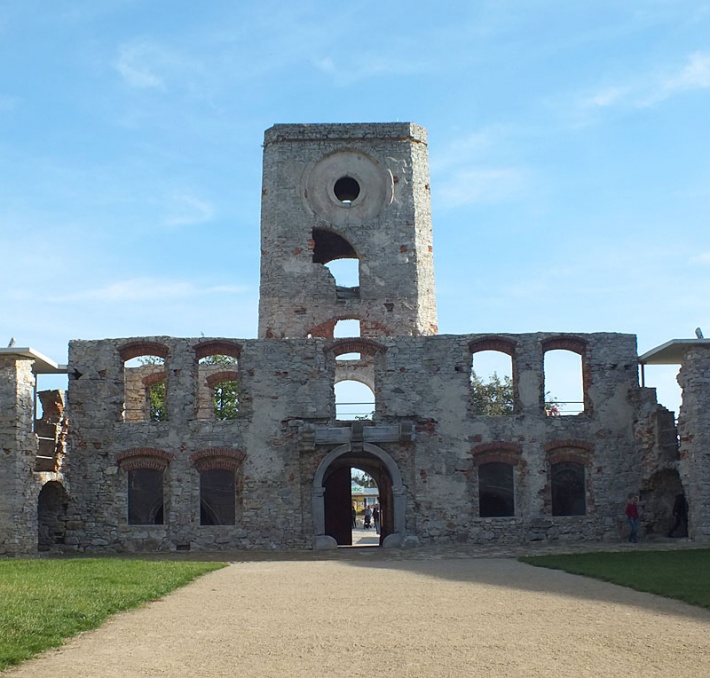 ruiny zamku Krzyżtopór w Ujeździe - budynek bramny z wieżą, widok od strony dziedzińca trapezowego