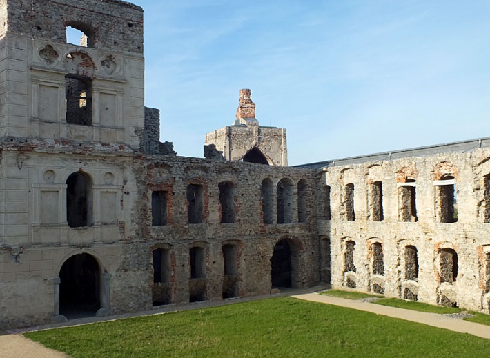 ruiny zamku Krzyżtopór w Ujeździe z widoczną basztą północną i północnym skrzydłem gospodarczym