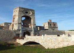 ruiny zamku Krzyżtopór w Ujeździe - most arkadowy i wieża bramna