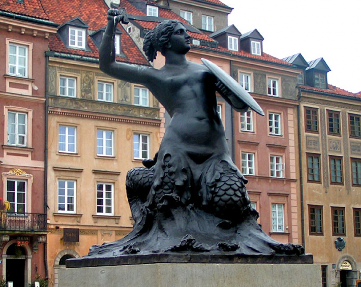 pomnik Syrenki na Rynku Starego Miasta w Warszawie
