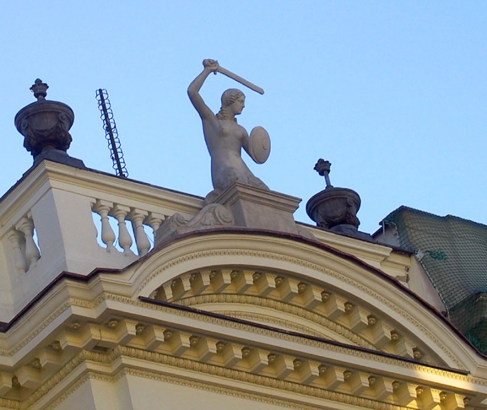 Syrenka na budynku Banku PEKAO SA przy ul. Czackiego
