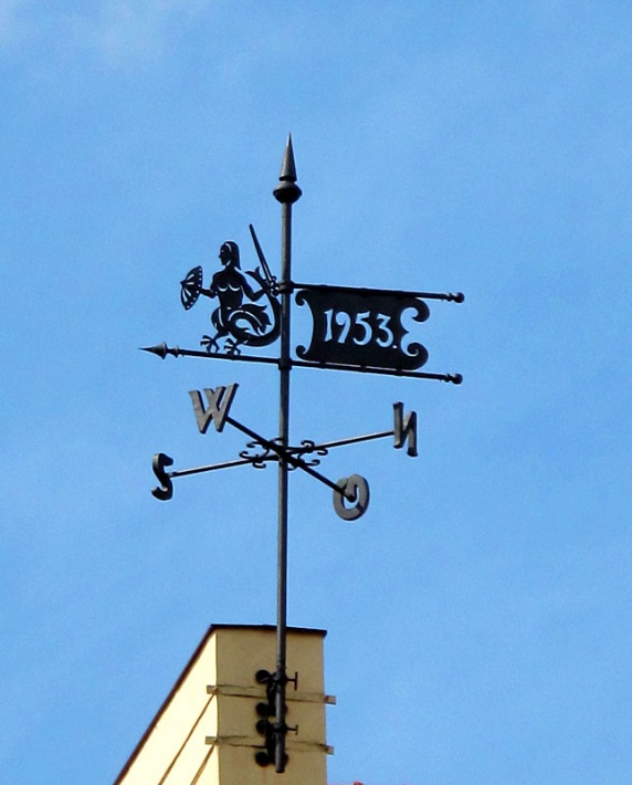 Syrenka na chorągiewce wiatrowskazu na warszawskiej starówce
