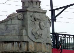 Syrenka na plecach kamiennej ławeczki mostu Poniatowskiego