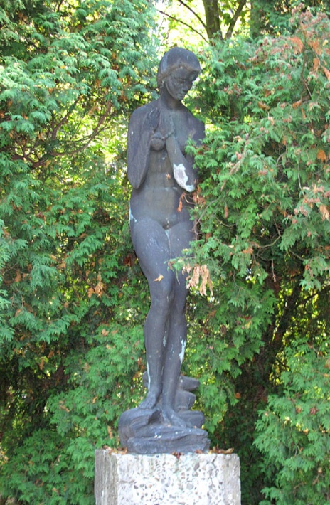 Zamek w Baranowie Sandomierskim - rzeźba w ogrodzie zamkowym