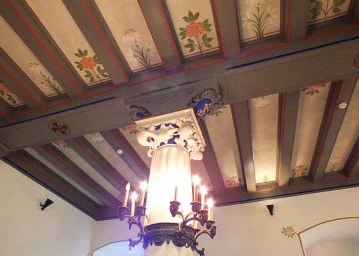 Zamek w Baranowie Sandomierskim - kaplica zamkowa, drewniany strop wsparty na kolumnach