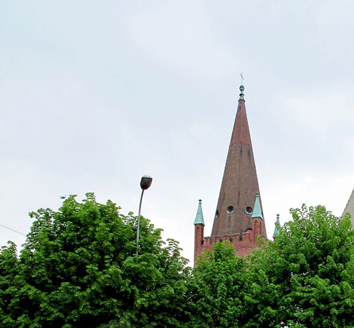 Skwierzyna - wieża kościoła św. Mikołaja widziana z Rynku