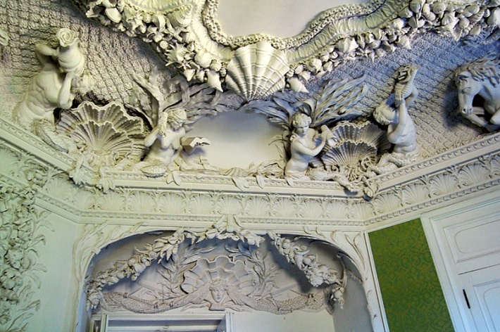 Zamek w Rydzynie - Sala Morska, dekoracja o tematyce morskiej, poniżej gzymsu głowa Meduzy nad wejściem do Sali Balowej