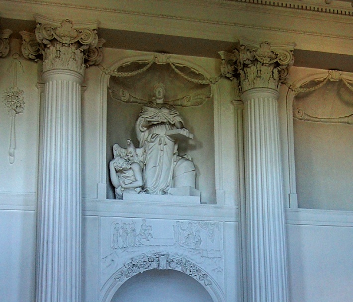 Zamek w Rydzynie - Sala Balowa, posąg Polonii, nieprzyjaciel u jej stóp poskromiony przez orła, poniżej płaskorzeźba ukazująca chłopów przed Kazimierzem Wielkim