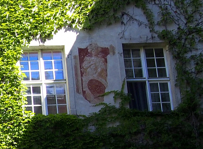 Zamek w Rydzynie - dziedziniec, pozostałości malowideł ściennych