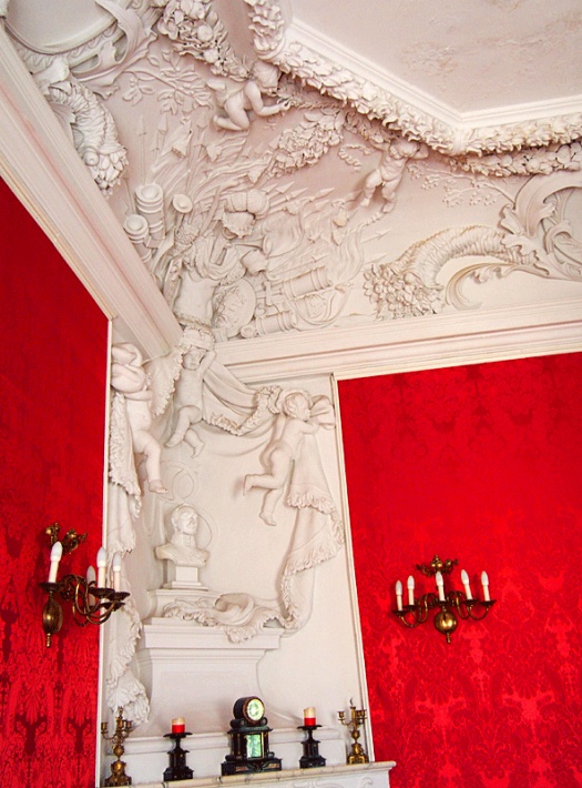 Zamek w Rydzynie - Sala Rycerska, panoplium, poniżej dekoracja narożnego kominka z popiersiem Antoniego Pawła Sułkowskiego