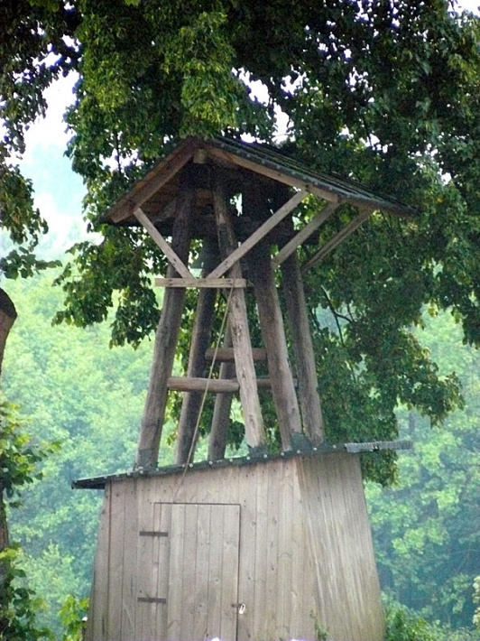dzwonnica z lat 50. XX wieku przy kaplicy Świętej Trójcy w Stróży, rozebrana w 2011 roku