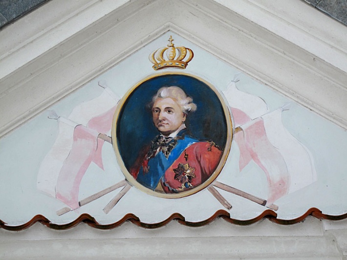 kaplica świętej Trójcy w Stróży - medalion z wizerunkiem króla Stanisława Augusta Poniatowskiego na frontonie kruchty