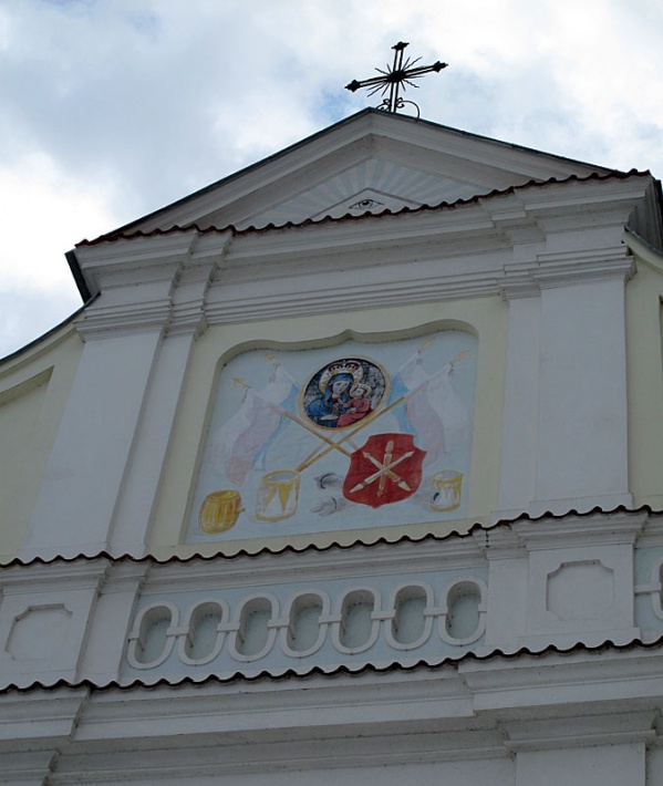 Kaplica Świętej Trójcy w Stróży - medalion z wizerunkiem Matki Bożej na szczycie fasady kaplicy
