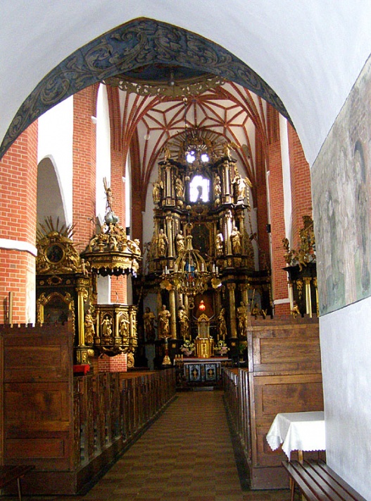 kościół św. św. Janów w Ornecie - wnętrze, z prawej widoczna gotycka polichromia