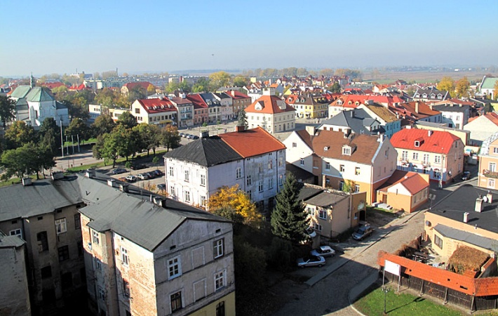 Łęczyca - widok na miasto, z lewej kościół parafialny, w centrum rynek z ratuszem, z prawej część kościoła o.o. bernaedynów