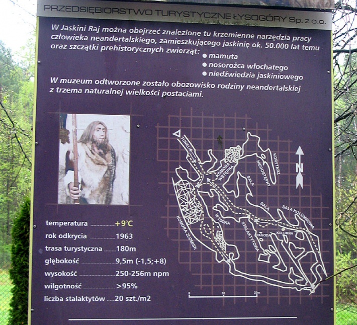 Jaskinia Raj - tablica informacyjna przed pawilonem wejściowym