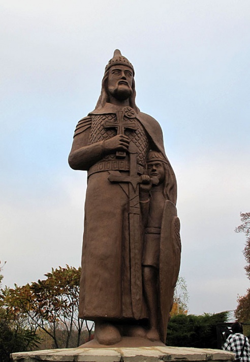 pomnik Władysława Hermana trzymającego pod płaszczem swego syna Bolesława Krzywoustego w Inowłodzu