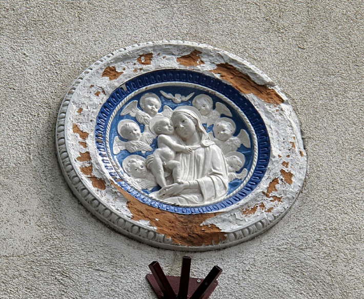 Sianowo - Sanktuarium MB Królowej Kaszub, medalion Matki Bożej na fasadzie kościoła