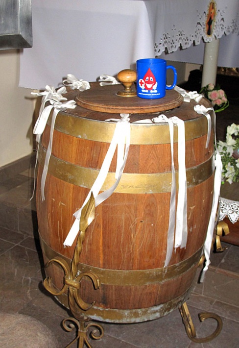Sianowo - Sanktuarium MB Królowej Kaszub, chrzcielnica w kształcie beczki na ozdobnym, mosiężnym stojaku