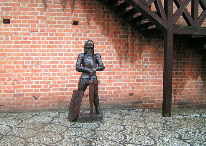 Namysłów - posąg rycerza przy Bramie Krakowskiej